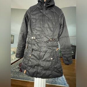 Clocolor girl black 3/4 length fited light weight puffy with many pockets size L